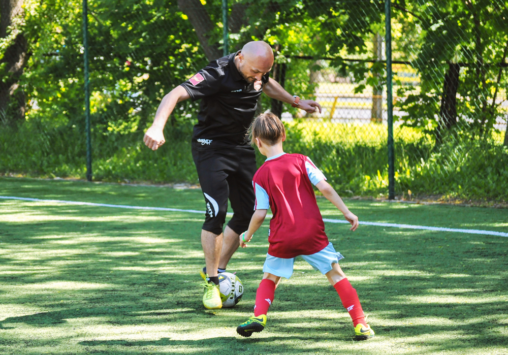 Indywidualny trening piłkarski dziecka z doświadczonym trenerem