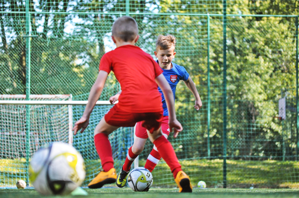 Zdjęcie przedstawiające dwóch uczestników indywidualnych treningów piłkarskich dla dzieci
